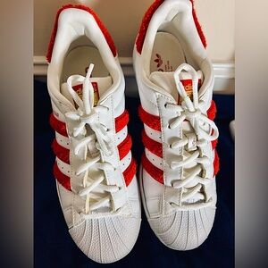 Red and white converse low top. Excellent condition. La Margue Aux 3 Bandes.